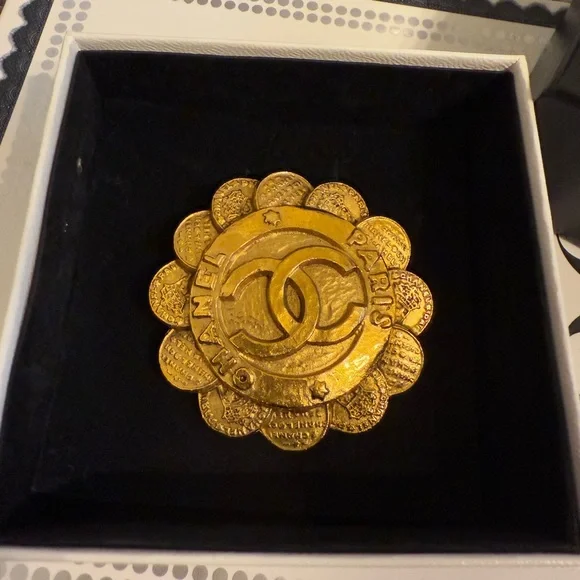 CHANEL Vintage Gold CC Paris Flower Brooch - Picture 2 of 8